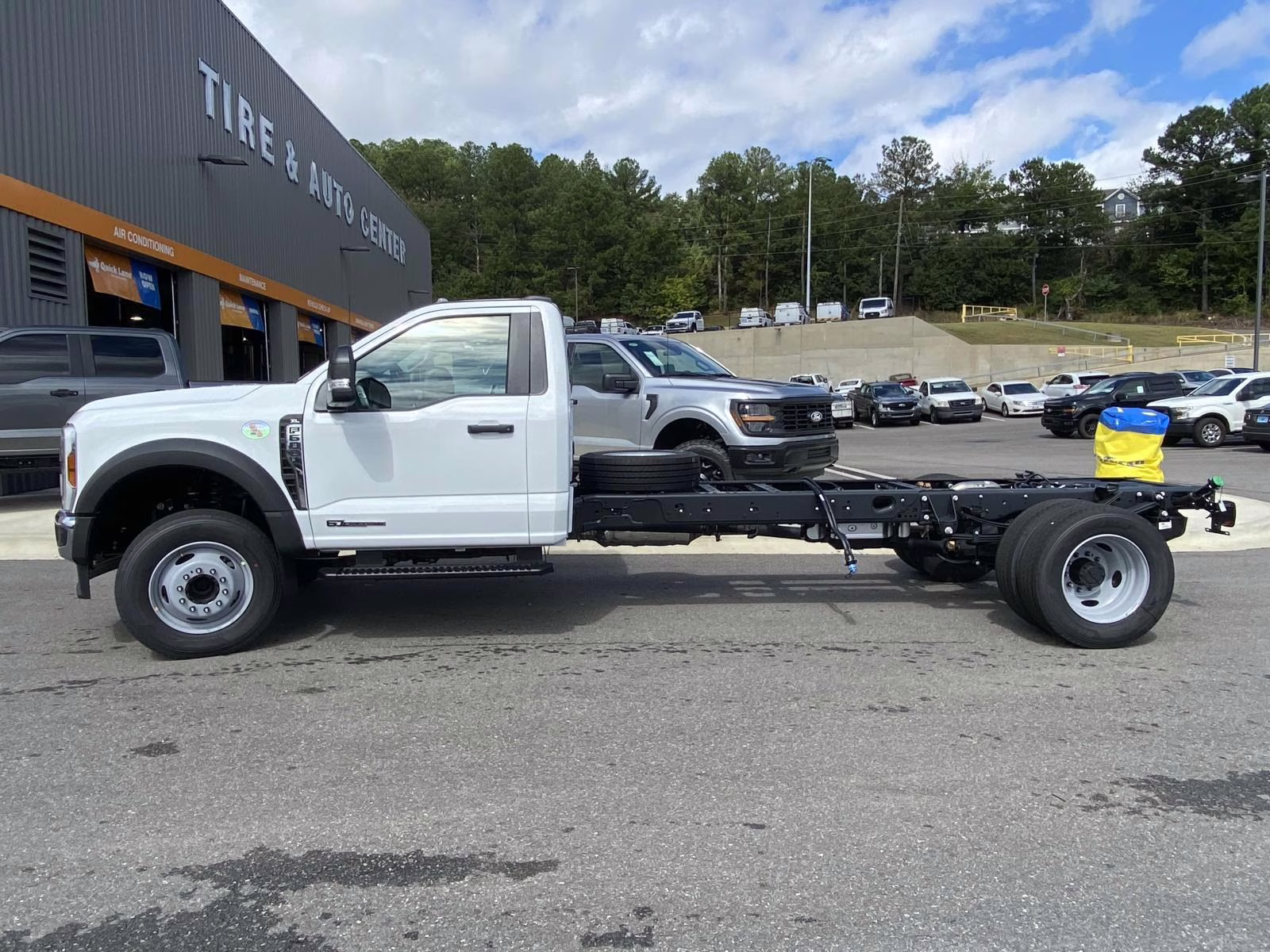 2025 Oxford White Ford F-600SD XL RWD Chassis