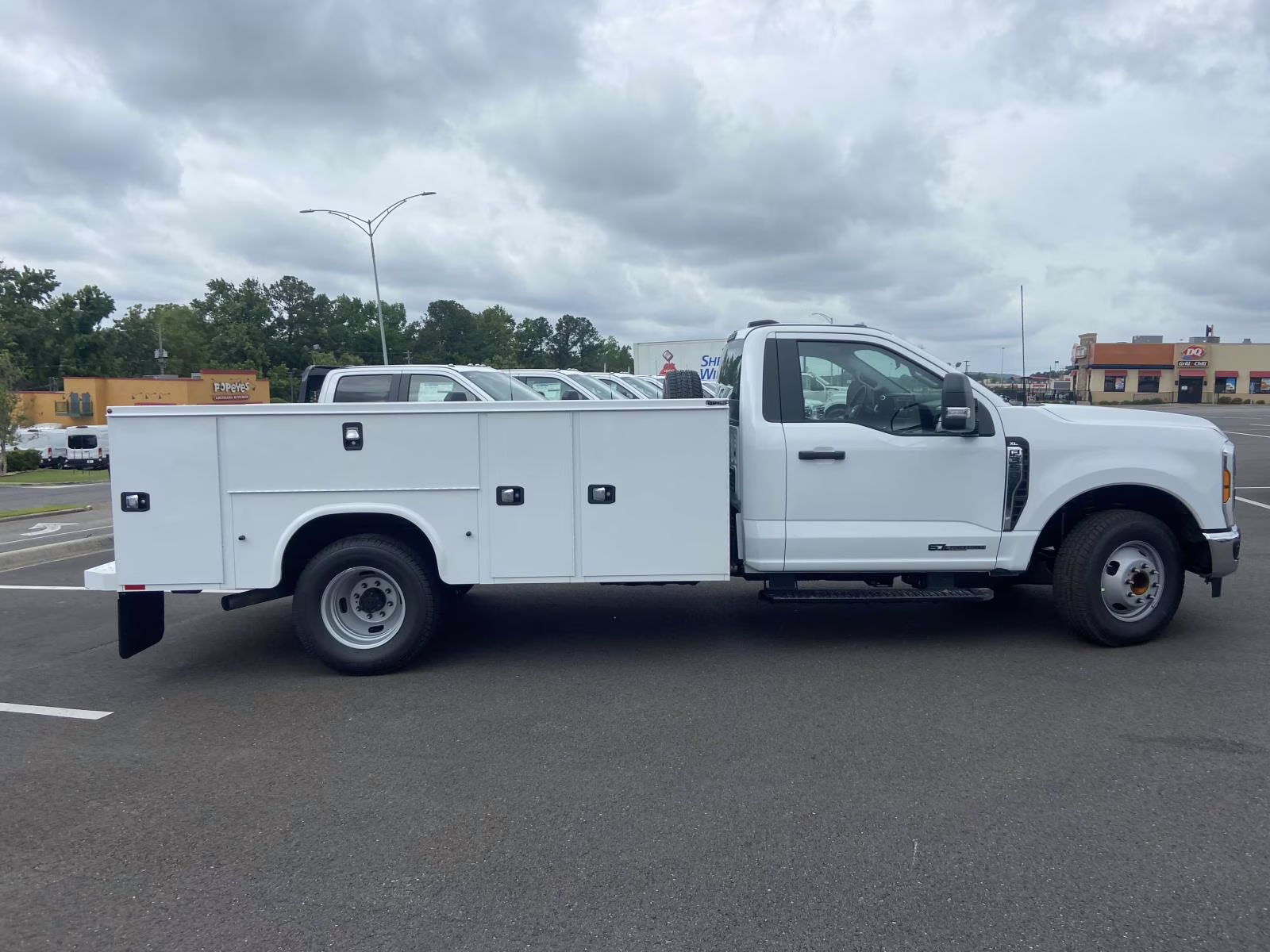 2025 Oxford White Ford Super Duty F-350 DRW XL RWD Chassis
