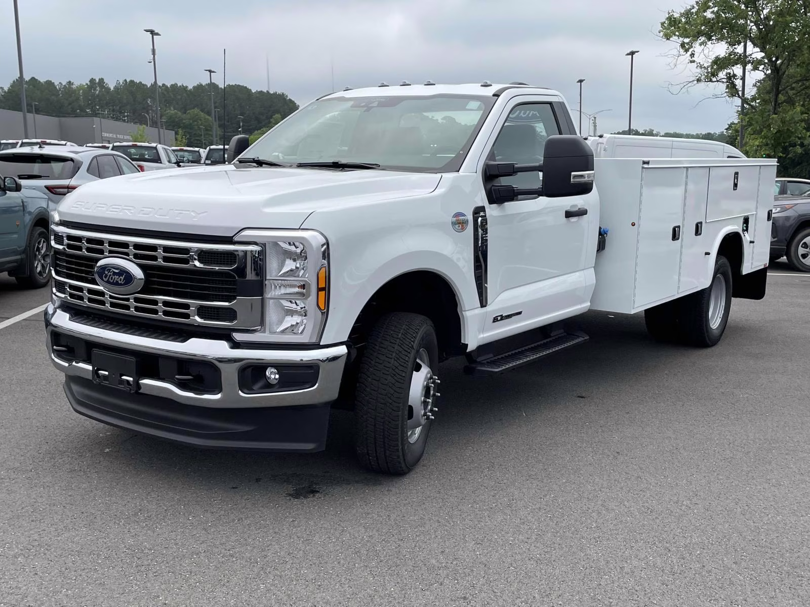 2025 Oxford White Ford Super Duty F-350 DRW XL 4X4 Chassis