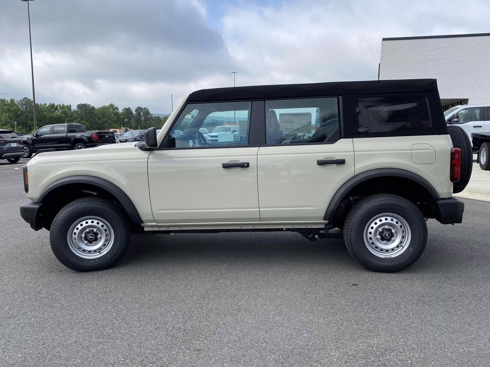 2025 Desert Sand Ford Bronco Base 4X4 SUV