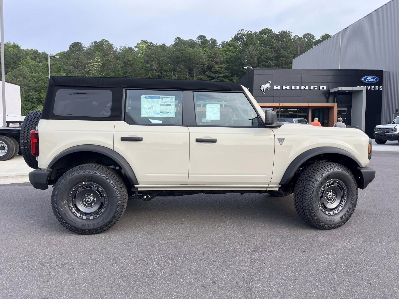 2025 Desert Sand Ford Bronco Base 4X4 SUV