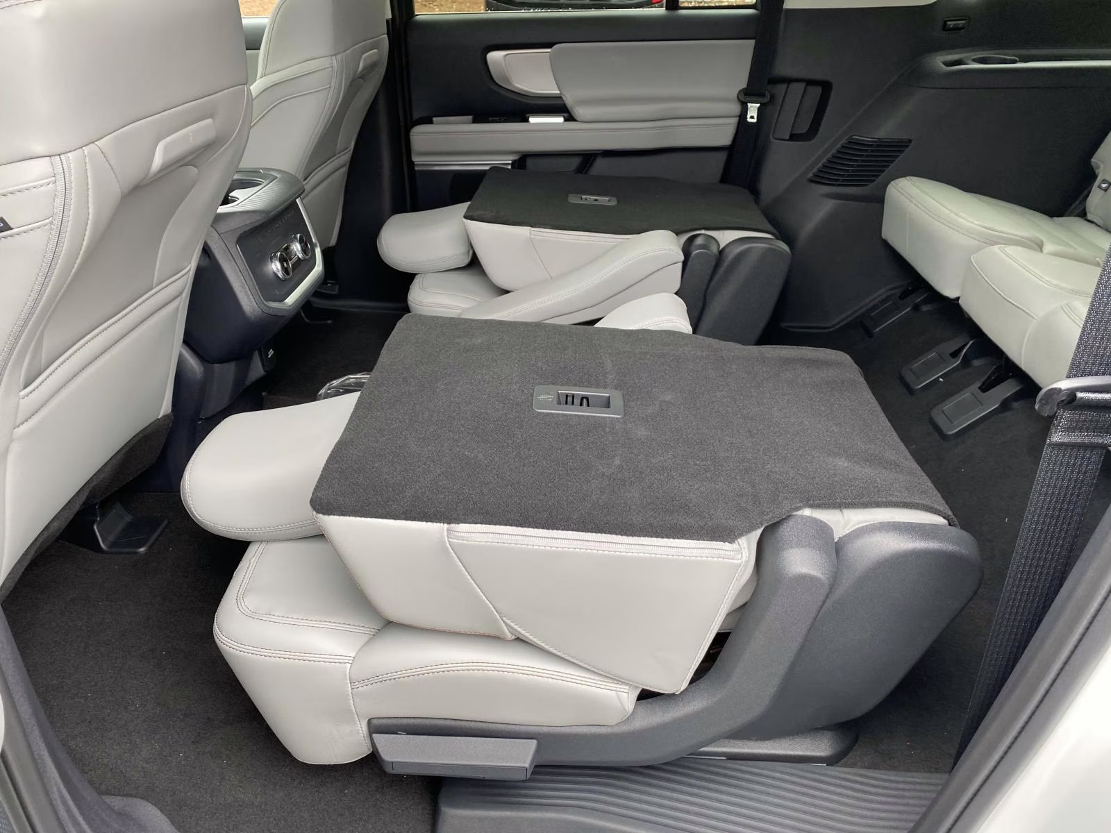 2025 Star White Metallic Tri-Coat Ford Expedition Max Active RWD SUV