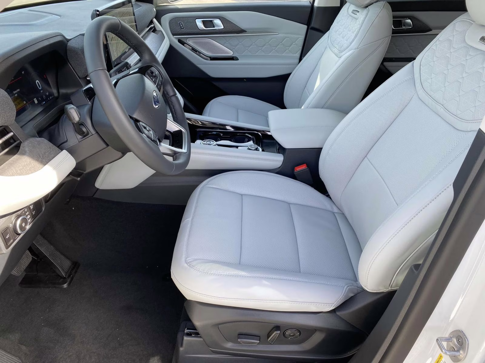 2026 White Metallic Ford Explorer Platinum 4X4 SUV