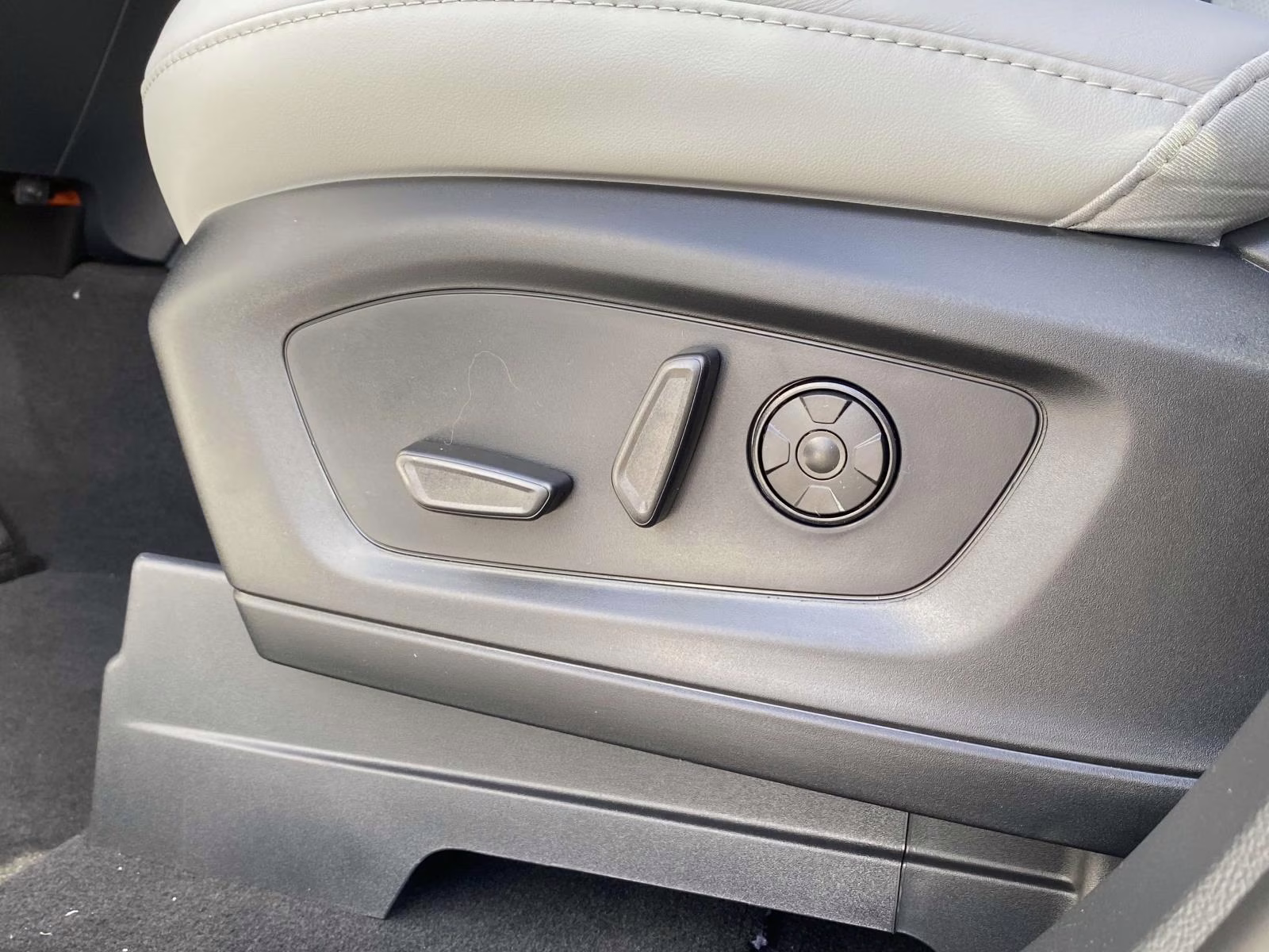 2026 White Metallic Ford Explorer Platinum 4X4 SUV