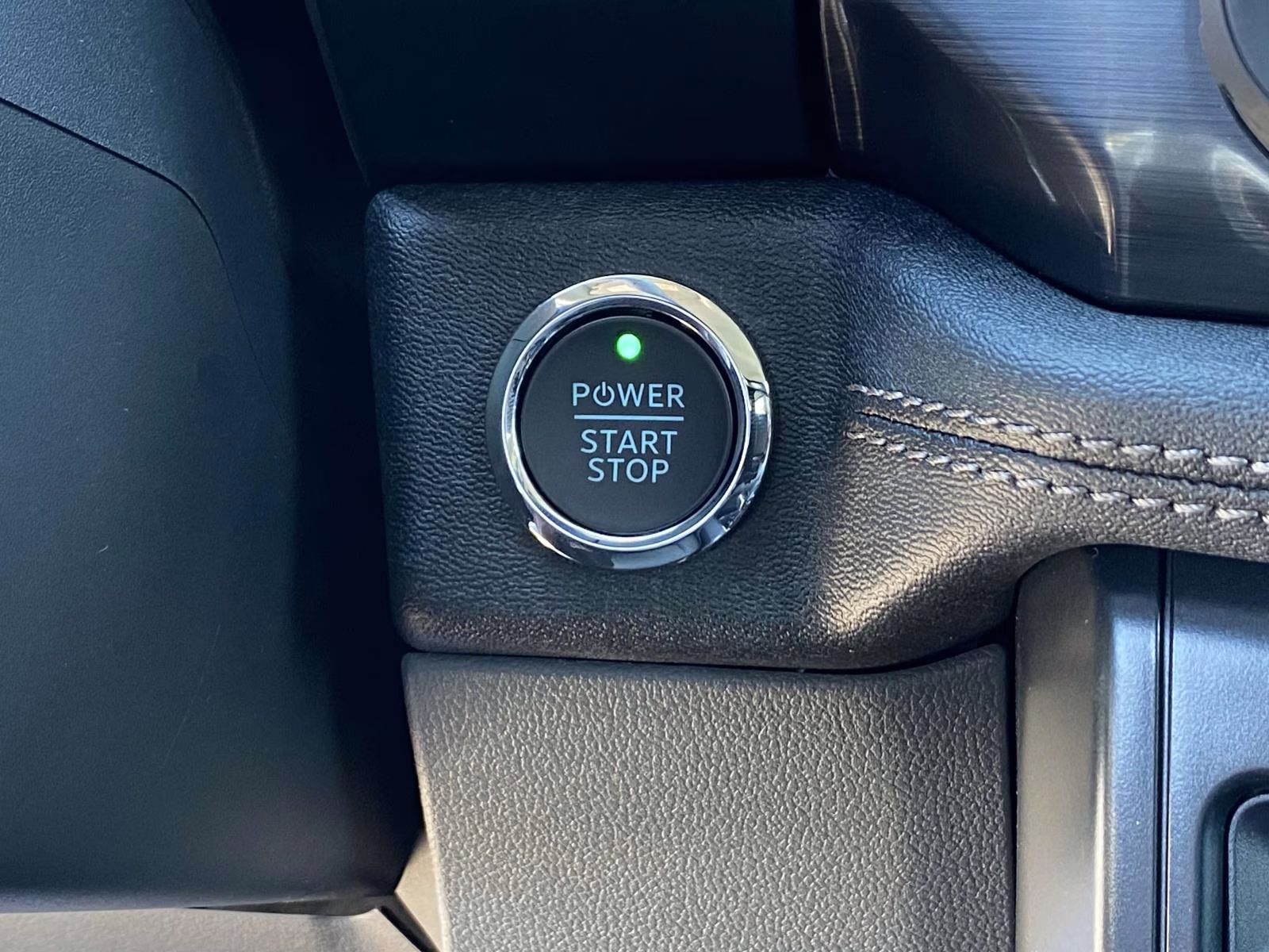 2025 Oxford White Ford F-150 Lightning Flash AWD Truck