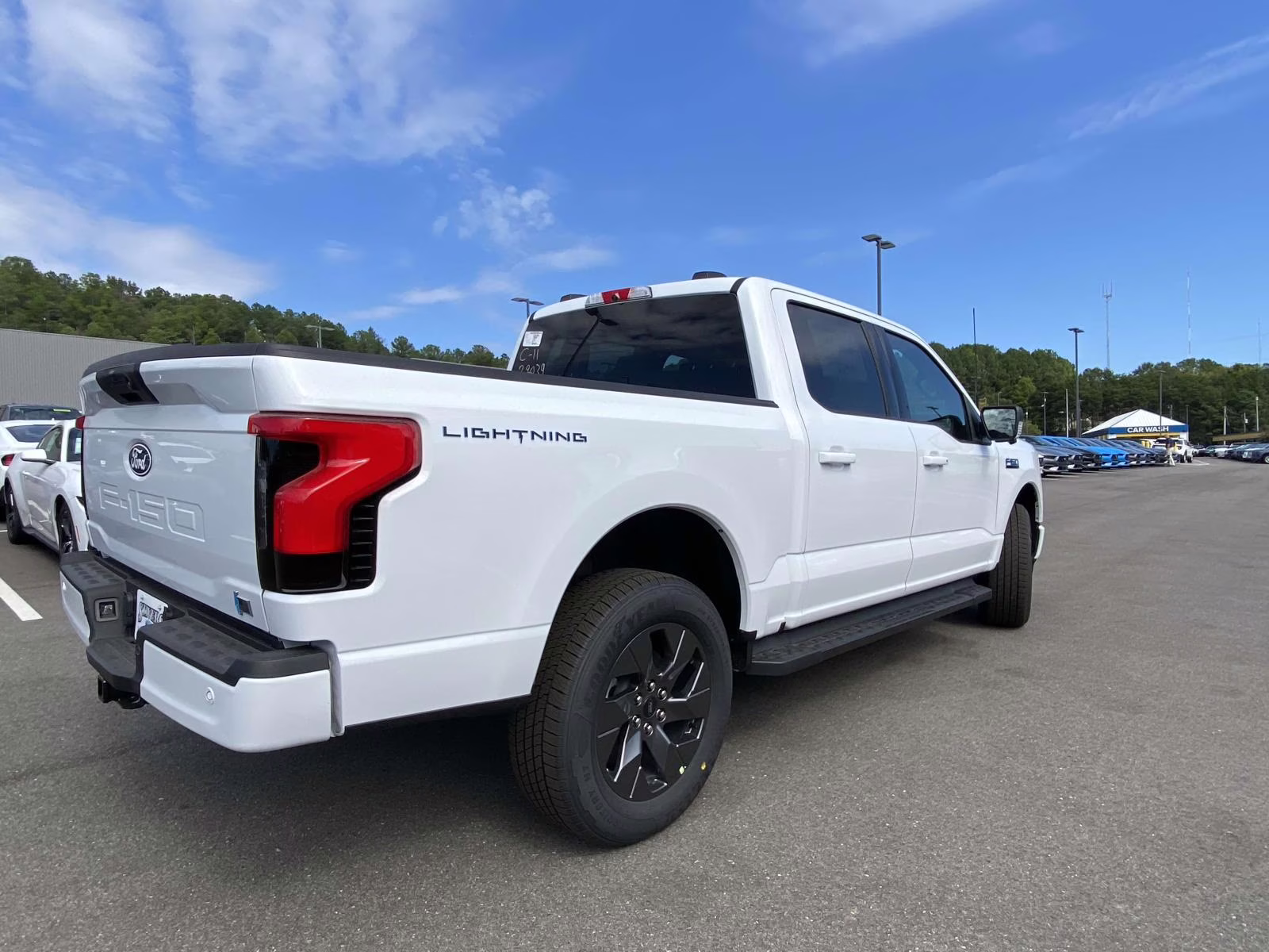 2025 Oxford White Ford F-150 Lightning Flash AWD Truck