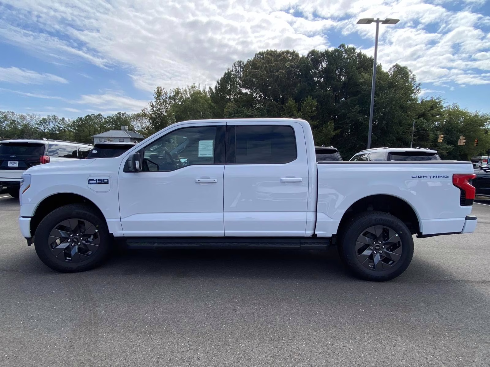 2025 Oxford White Ford F-150 Lightning Flash AWD Truck