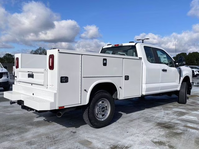 2025 Oxford White Ford Super Duty F-250 SRW XLT 4X4 Truck