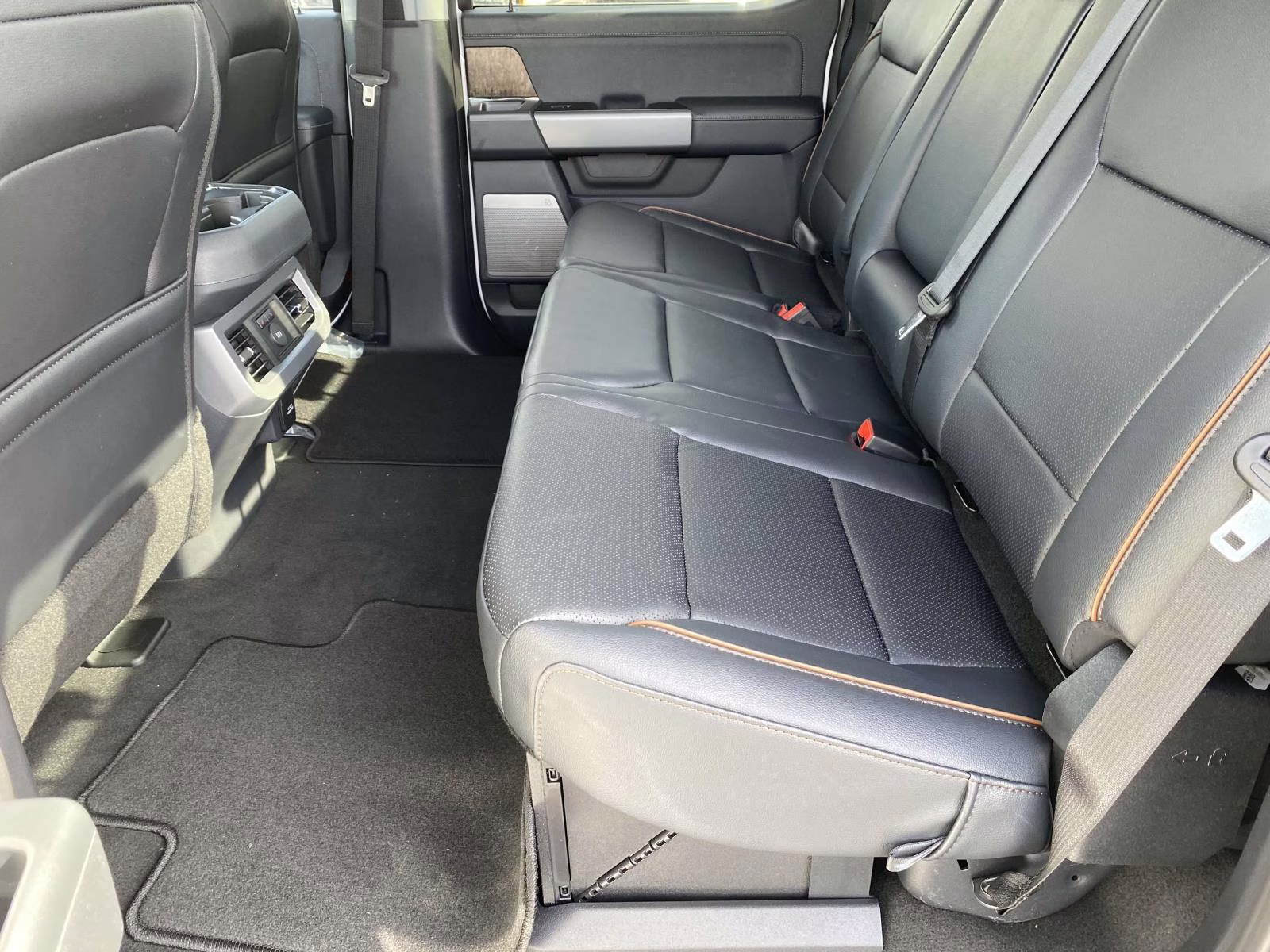 2026 Oxford White Ford Super Duty F-250 SRW Lariat 4X4 Truck