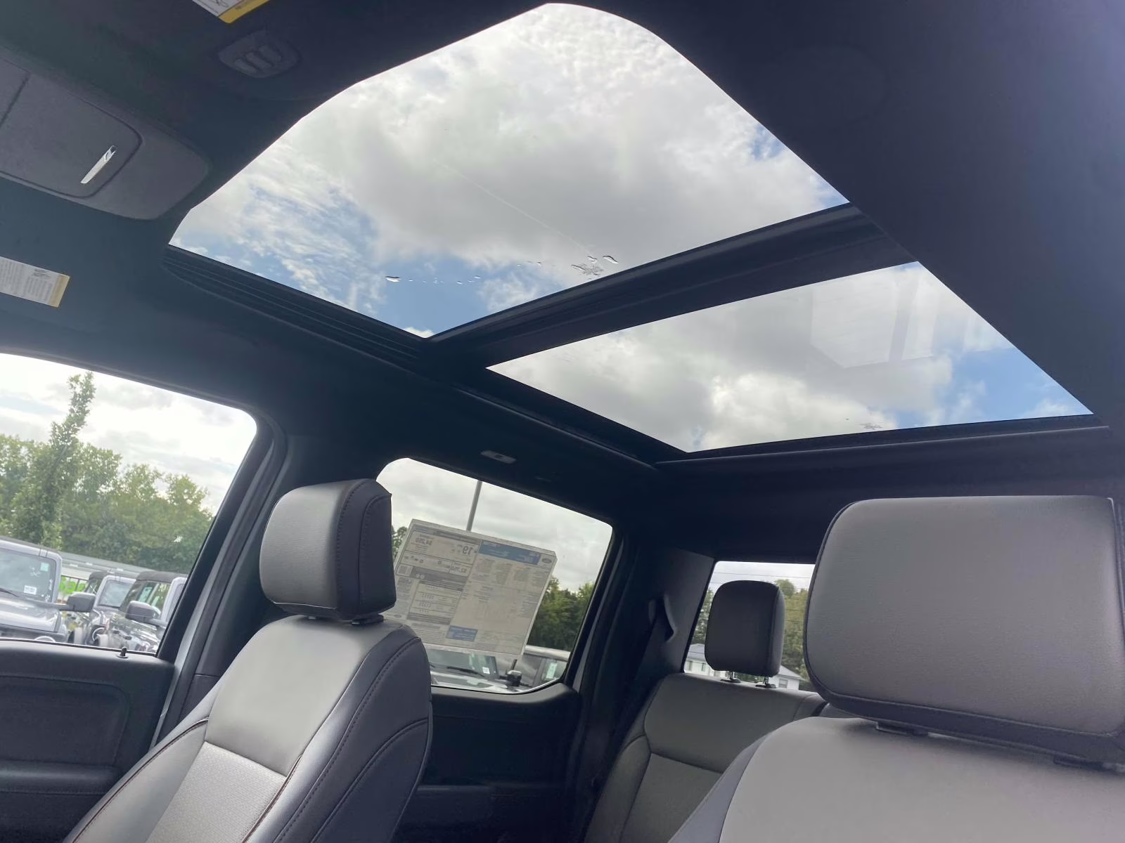 2025 White Metallic Ford F-150 Lariat 4X4 Truck