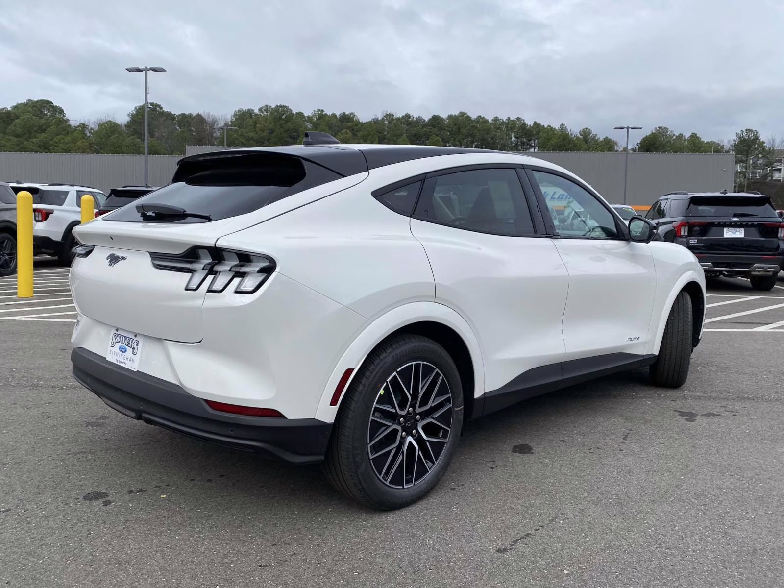 2025 Star White Metallic Tri-Coat Ford Mustang Mach-E Premium RWD SUV