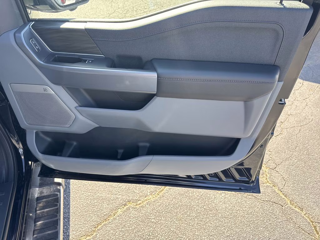 2025 Black Metallic Ford F-150 Lariat 4X4 Truck