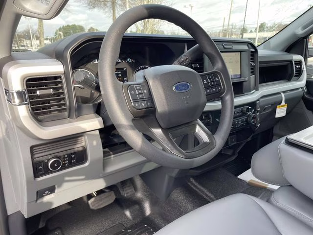 2026 Oxford White Ford Super Duty F-350 SRW XL RWD Chassis