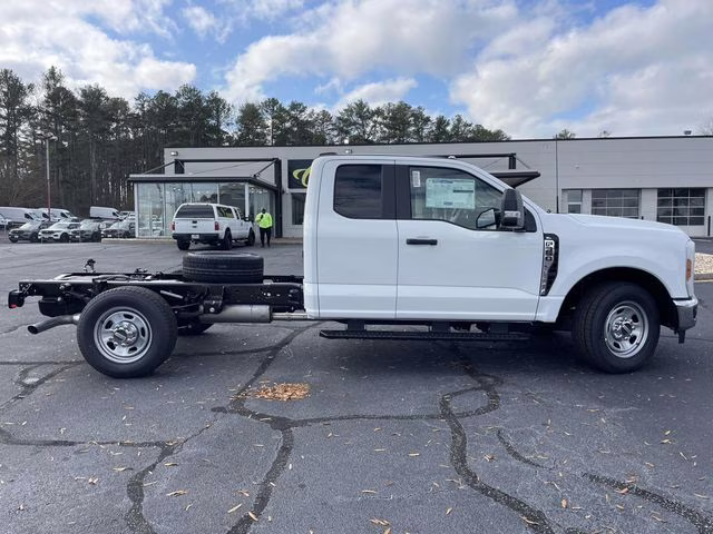 2026 Oxford White Ford Super Duty F-350 SRW XL RWD Chassis
