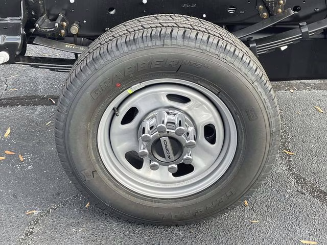 2026 Oxford White Ford Super Duty F-350 SRW XL RWD Chassis