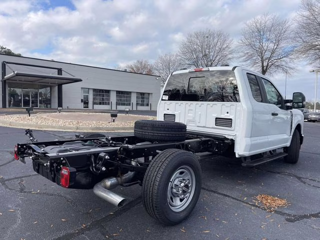 2026 Oxford White Ford Super Duty F-350 SRW XL RWD Chassis