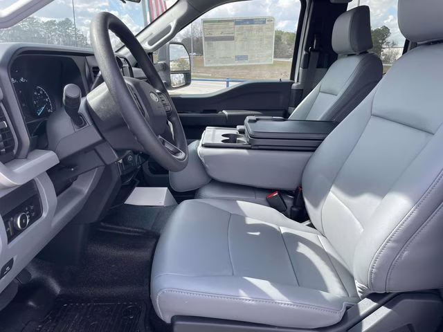 2026 Oxford White Ford Super Duty F-350 SRW XL RWD Chassis