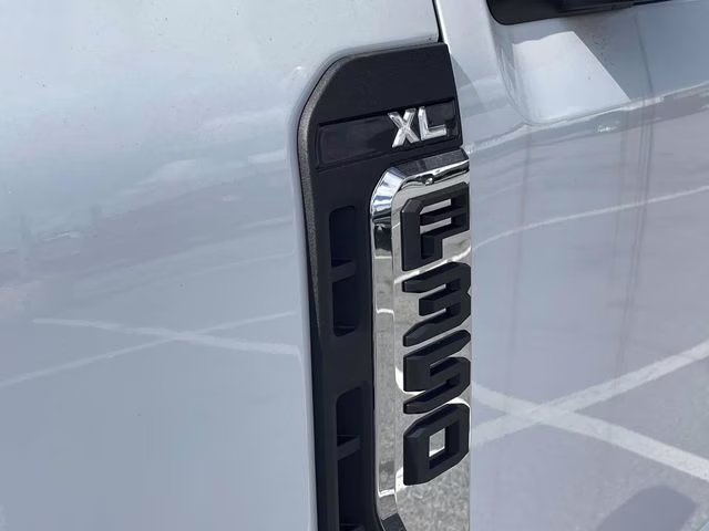 2026 Oxford White Ford Super Duty F-350 SRW XL RWD Chassis