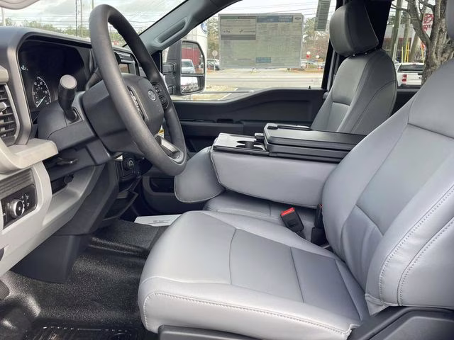 2026 Oxford White Ford Super Duty F-350 SRW XL RWD Chassis