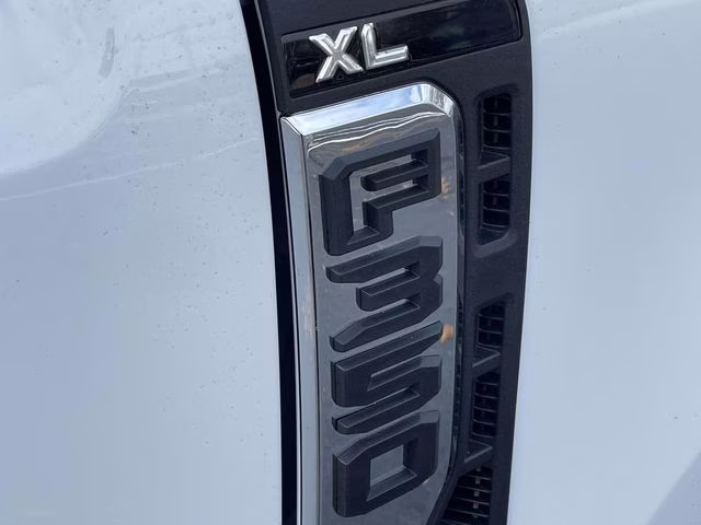 2026 Oxford White Ford Super Duty F-350 SRW XL RWD Chassis