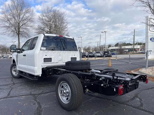 2026 Oxford White Ford Super Duty F-350 SRW XL RWD Chassis