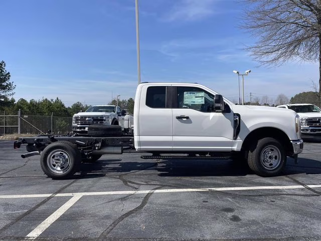 2026 Oxford White Ford Super Duty F-350 SRW XL 4X4 Chassis