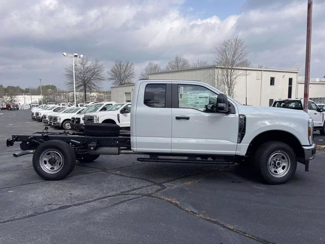 2026 Oxford White Ford Super Duty F-350 SRW XL 4X4 Chassis