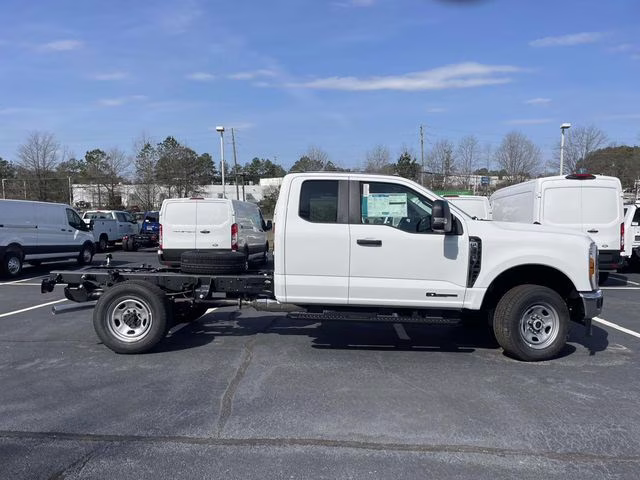 2026 Oxford White Ford Super Duty F-350 SRW XL 4X4 Chassis