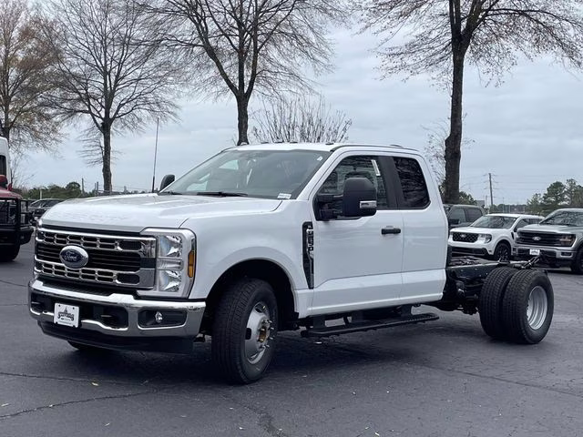 2026 Oxford White Ford Super Duty F-350 DRW XL RWD Chassis