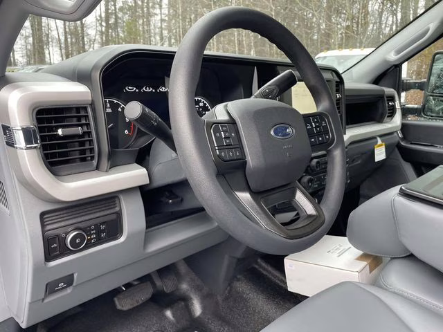 2026 Oxford White Ford Super Duty F-350 DRW XL RWD Chassis