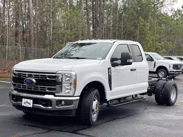 2026 Oxford White Ford Super Duty F-350 DRW XL RWD Chassis