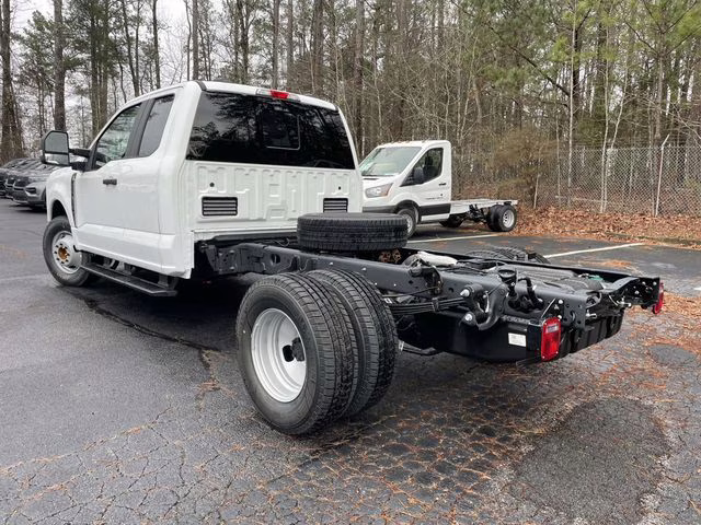 2026 Oxford White Ford Super Duty F-350 DRW XL RWD Chassis