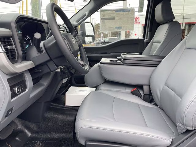 2026 Oxford White Ford Super Duty F-350 DRW XL 4X4 Chassis