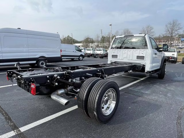 2026 Oxford White Ford Super Duty F-550 DRW XL RWD Chassis