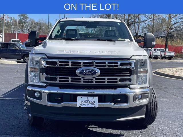 2026 Oxford White Ford Super Duty F-550 DRW XL RWD Chassis