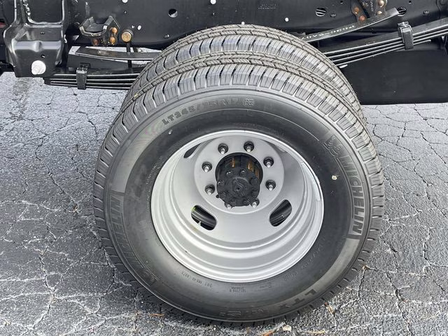 2026 Oxford White Ford Super Duty F-550 DRW XL RWD Chassis