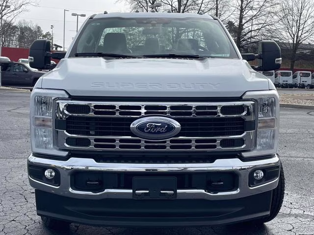 2026 Oxford White Ford Super Duty F-550 DRW XL RWD Chassis