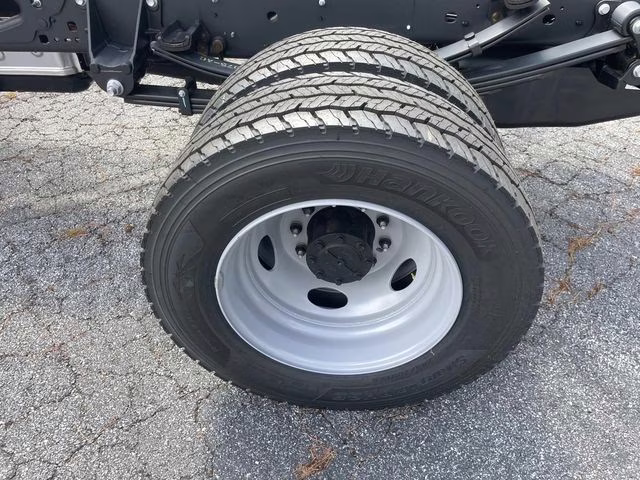 2025 Oxford White Ford F-600SD XL 4X4 Chassis