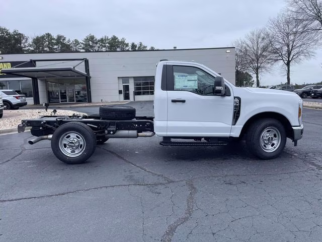 2026 Oxford White Ford Super Duty F-350 SRW XL RWD Chassis