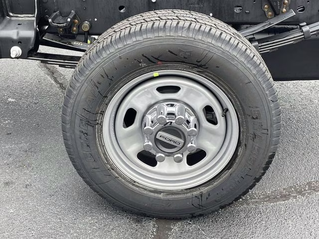 2026 Oxford White Ford Super Duty F-350 SRW XL RWD Chassis