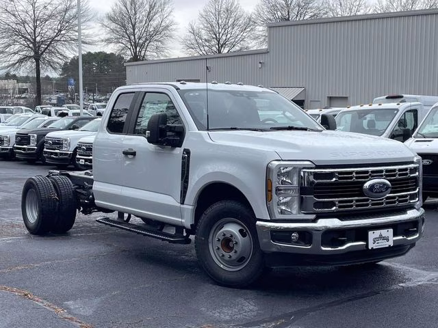 2026 Oxford White Ford Super Duty F-350 SRW XL RWD Chassis