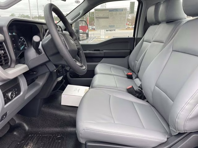 2026 Oxford White Ford Super Duty F-350 SRW XL RWD Chassis