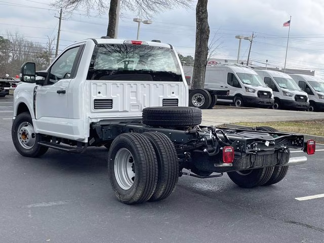 2026 Oxford White Ford Super Duty F-350 DRW XL RWD Chassis