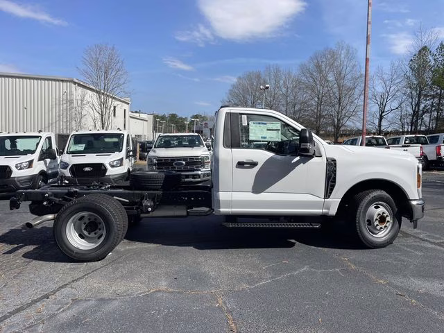 2026 Oxford White Ford Super Duty F-350 DRW XL RWD Chassis