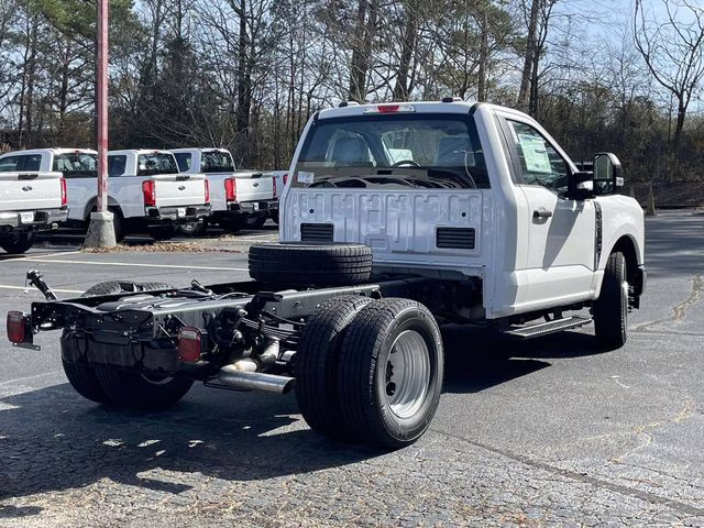 2026 Oxford White Ford Super Duty F-350 DRW XL RWD Chassis