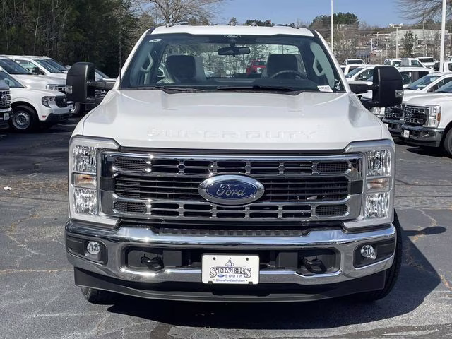 2026 Oxford White Ford Super Duty F-350 DRW XL RWD Chassis