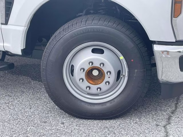 2025 Oxford White Ford Super Duty F-350 DRW XL RWD Chassis