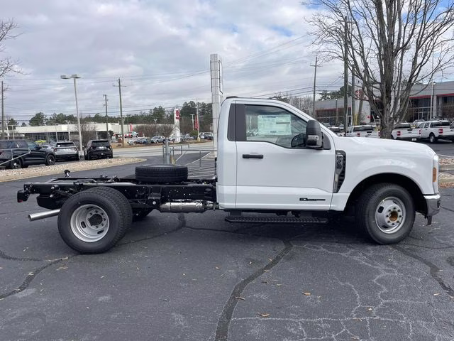 2026 Oxford White Ford Super Duty F-350 DRW XL RWD Chassis