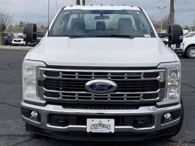 2026 Oxford White Ford Super Duty F-350 DRW XL RWD Chassis