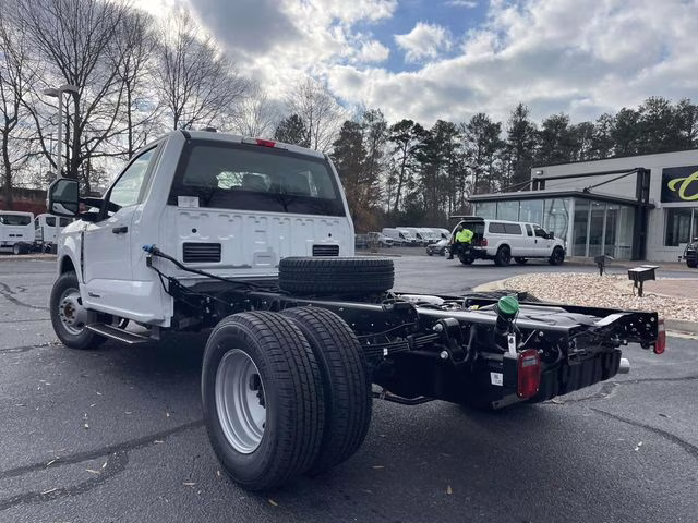 2026 Oxford White Ford Super Duty F-350 DRW XL RWD Chassis